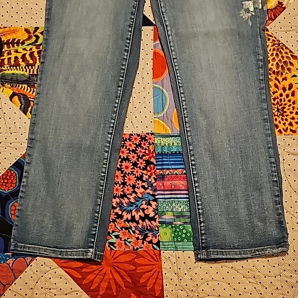 KAARI blue petite straight crop size 10P... painted flowers on left leg-so nice!